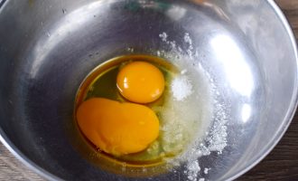 соединить яйца и сахар